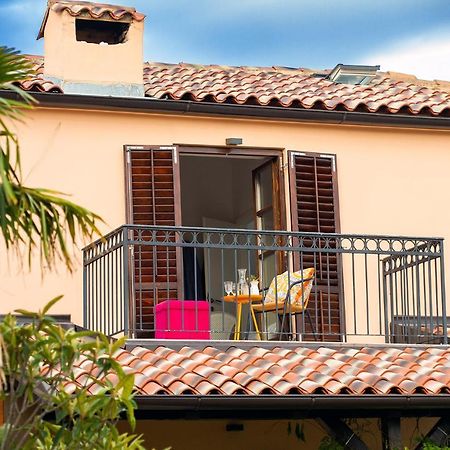 Holiday Home Kuca Na Moru Kornić Екстериор снимка