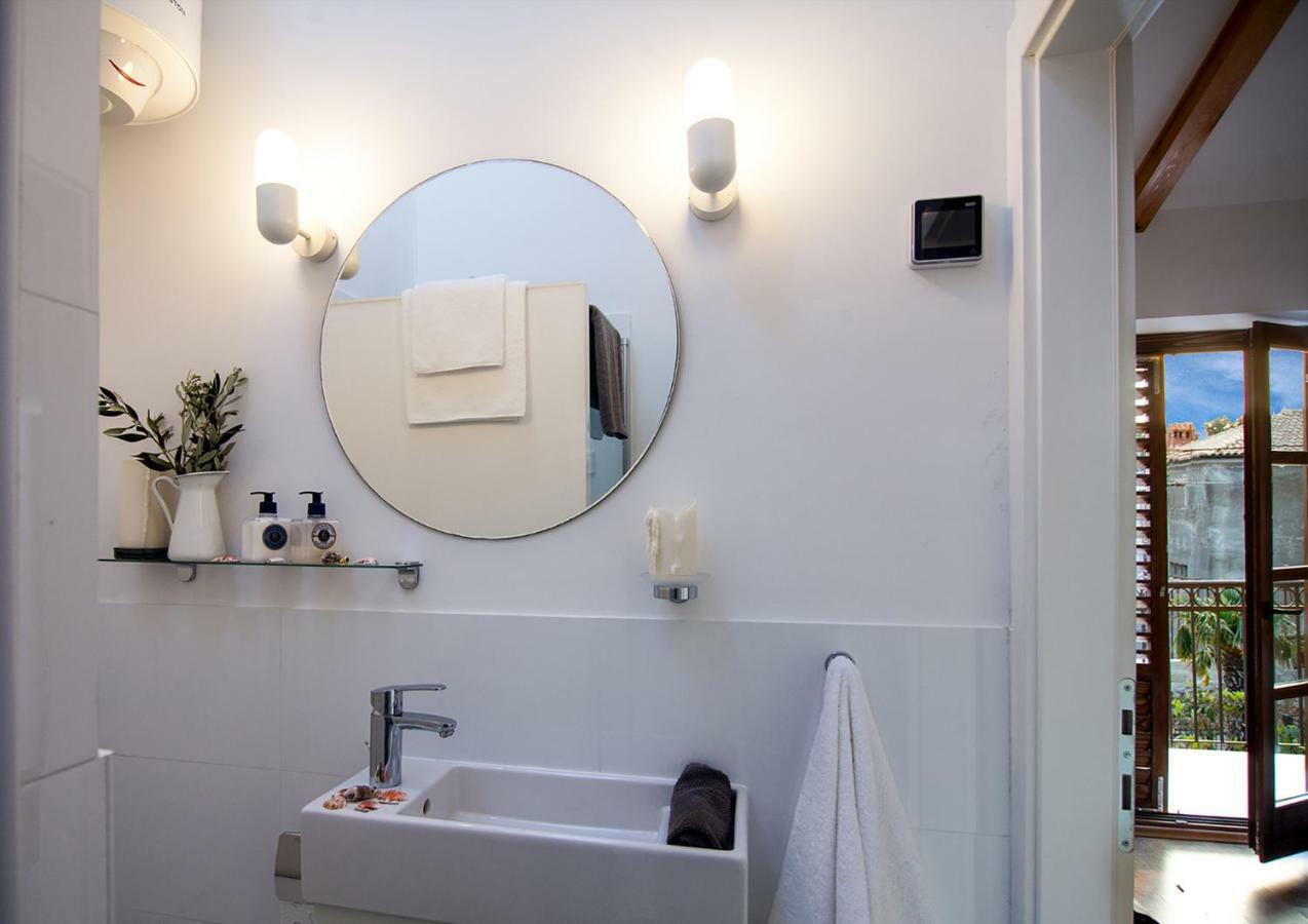Holiday Home Kuca Na Moru Kornić Екстериор снимка
